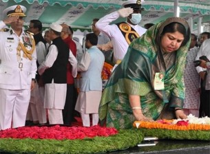 বঙ্গবন্ধুর প্রতিকৃতিতে স্পিকারের শ্রদ্ধা