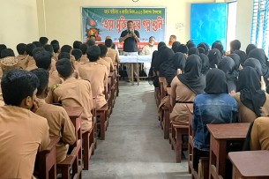 লালমোহনে শিক্ষার্থীরা শুনলো মুক্তিযুদ্ধের গল্প