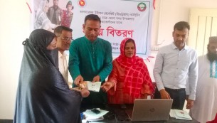 ভোলায় উপকারভোগীদের মাঝে  সঞ্চয় বিতরণ