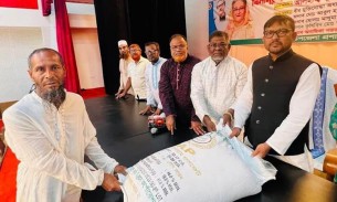লালমোহনে ৩ হাজার কৃষকের মাঝে সার-বীজ বিতরণ