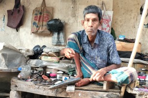 জুতা সেলাই করেই কোন রকমে সংসার চলে জীবন চন্দ্রদের