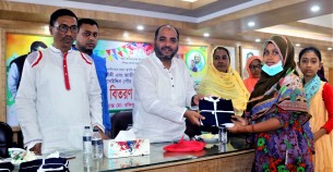 বোরহানউদ্দিনে বঙ্গবন্ধুর জন্মবার্ষিকীতে দরিদ্র শিক্ষার্থীদের মাঝে স্কুল ড্রেস বিতরণ