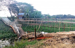 খালের মধ্যে পড়ে আছে ব্রিজ