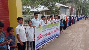 ভোলায় চলছে সড়কের পাশে  খোলা স্থানে বালুর ব্যবসা: প্রতিবাদে মানববন্ধন