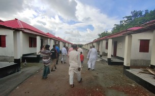 লালমোহনে প্রধানমন্ত্রীর দেওয়া ১৮০ ঘরে নতুন স্বপ্ন বুনতে যাচ্ছেন গৃহহীনরা