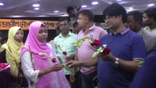 পুলিশ সদস্যদের গোলাপ দিয়ে বরণ করে লঞ্চে তুললেন সুরভী-৮