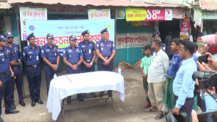 হেলমেট পরিধান নিশ্চিতে ভোলায় পুলিশের সচেতনতা মূলক কর্মসূচি