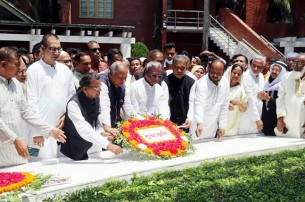 বঙ্গবন্ধুর সমাধিতে কোটালীপাড়া পৌরসভার মেয়র ও কাউন্সিলরদের শ্রদ্ধা