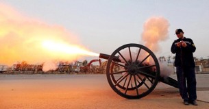 কামান দাগিয়ে ইফতারের সংকেত দেয় লেবানন