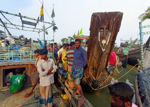 তজুমদ্দিনে অভিযানে আটক মাছসহ মালামাল লুট