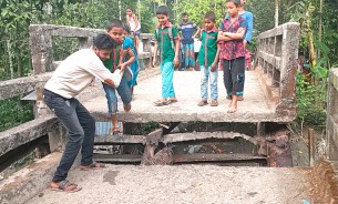 অঙ্গ হারিয়ে পঙ্গু ব্রিজ, দুর্ঘটনার শঙ্কা