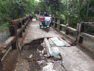 ঝুঁকিপূর্ণ ব্রিজে ঝুঁকি নিয়ে চলছে যানবাহন-পথচারী, দুর্ঘটনার আশঙ্কা