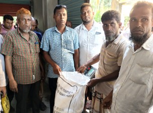 লালমোহনে ১ হাজার ৬৯৫ জেলের মাঝে চাল বিতরণ