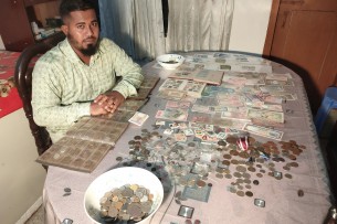 লালমোহনে সাজিদের বাসা যেন প্রাচীন মুদ্রার ভাণ্ডার