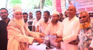 দৌলতখানে এমপি মুকুলের নিজস্ব তহবিল থেকে নগদ অর্থ বিতরণ