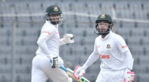 সাকিব-মুশফিকের হাফ-সেঞ্চুরিতে জবাব দিচ্ছে বাংলাদেশ