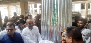 দৌলতখানে দুস্থ ও ধর্মীয় প্রতিষ্ঠানে ঢেউটিন  ও টাকা বিতরণ