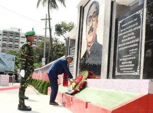 বঙ্গবন্ধুর প্রতিকৃতিতে রাষ্ট্রপতির শ্রদ্ধা নিবেদন