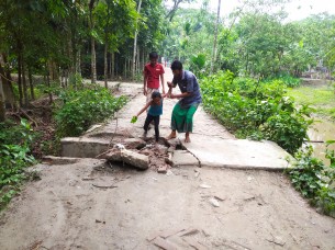 ভোলার রাজাপুরে কালভাট ভাঙ্গে বিশাল গর্ত, দুর্ঘটনার আশঙ্কা