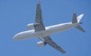 চীনের প্রথম দেশীয় যাত্রীবাহী বিমানের প্রথম বাণিজ্যিক ফ্লাইট চালু