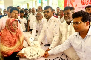 লালমোহনে ভিজিএফ চাল বিতরণ করলেন এমপি শাওন