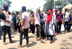 লালমোহনে কলেজের অনিয়মের বিরুদ্ধে শিক্ষার্থীদের বিক্ষোভ