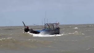 চরফ্যাশনে ঝড়ের কবলে পড়ে মেঘনা নদীতে ট্রলার ডুবি