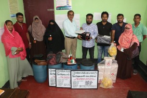 দৌলতখানে উদ্যোক্তাদের মাঝে দেশিয় মুরগি পালনে বিভিন্ন উপকরন বিতরন