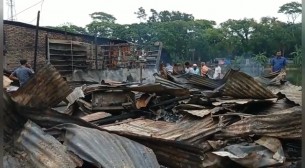 ভোলায় ভয়াবহ অগ্নিকাণ্ডে ১০  ব্যবসা প্রতিষ্ঠান পুড়ে ছাই
