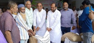ভোলার বোরহানউদ্দিন পৌরসভায় জেলেদের মধ্যে চাল বিতরণ