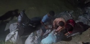 চরফ্যাসনে মেঘনার বেড়ি বাঁধে ধ্বস : জিও ব্যাগ ফেলে বাঁধ রক্ষার চেষ্টা