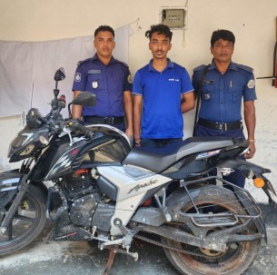 চরফ্যাশনে শোরুমে রক্ষিত চাবি দিয়ে মোটরসাইকেল চুরি, কর্মচারী আটক