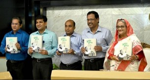 ‘ভায়েরা আমার’ বইয়ের মোড়ক উন্মোচন করলেন প্রধানমন্ত্রী