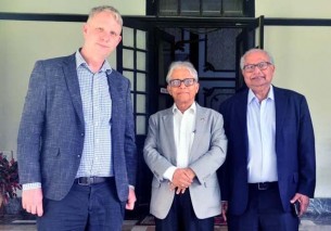 ঢাবি উপাচার্যের সাথে অস্ট্রেলিয়ার দুই অধ্যাপকের সাক্ষাৎ