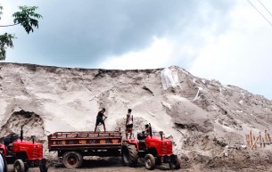 মেঘনা নদী থেকে অবৈধ বালু উত্তোলনের মহোৎসব