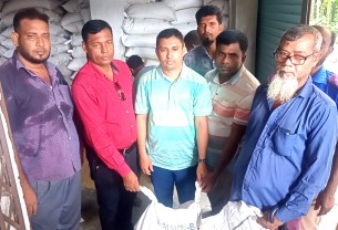 লালমোহনে ঈদ উপলক্ষে সমুদ্রগামী জেলেদের মাঝে চাল বিতরণ