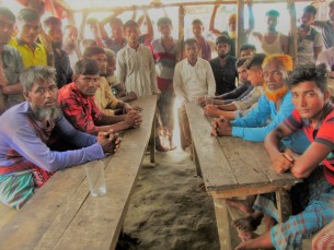 মনপুরার মেঘনায় ৩ ট্রলার ডুবি নিখোঁজ ২০ জেলে উদ্ধার