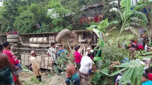 ভোলায় যাত্রীবাহী বাস উল্টে ১০ যাত্রী আহত