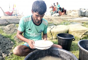 লালমোহনের মেঘনা নদীতে চলছে নির্বিচারে চিংড়ির রেণু শিকার