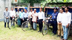 ভোলায় কাঞ্চন ফাতেমা ফাউন্ডেশনের উদ্দ্যোগে অসচ্ছল পরিবারের মাঝে রিক্সাসহ বিভিন্ন উপকরণ বিতরণ