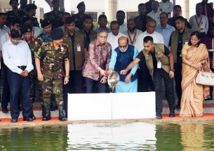 বঙ্গভবনের পুকুরে মাছের পোনা অবমুক্ত করেন রাষ্ট্রপতি