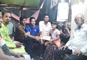 লালমোহনে এসএসসি-৯৯ ব্যাচের বন্ধুদের মানবিকতা