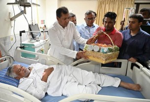 প্রধানমন্ত্রীর নির্দেশে বিএনপি নেতাকে হাসপাতালে দেখতে যান সহকারি একান্ত সচিব-২