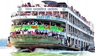 লালমোহনে লঞ্চ থেকে নদীতে ঝাঁপ দিয়ে যুবকের আত্মহত্যার চেষ্টা