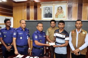 ভোলায় পুলিশের উদ্ধারকৃত ২০টি স্মার্ট ফোন ও বিকাশে প্রতারিত ৬০ হাজার টাকা হস্তান্তর