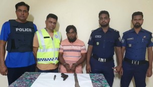 লালমোহনে পিস্তল ও অস্ত্রসহ যুবক আটক
