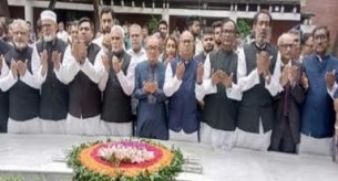 বঙ্গবন্ধুর সমাধিতে বাংলাদেশ বার কাউন্সিল নেতাদের শ্রদ্ধা