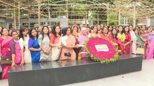 বঙ্গবন্ধুর প্রতিকৃতিতে যুব মহিলা লীগের শ্রদ্ধা