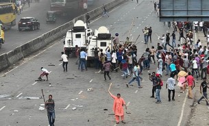 বিএনপির নেতাকর্মীদের অতর্কিত হামলা, বাসে অগ্নিসংযোগ, ককটেল বিস্ফোরণ: ২০ পুলিশ আহত