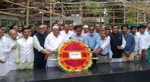 বঙ্গবন্ধুর প্রতিকৃতিতে আওয়ামী লীগের বিজ্ঞান ও প্রযুক্তি উপকমিটির শ্রদ্ধা